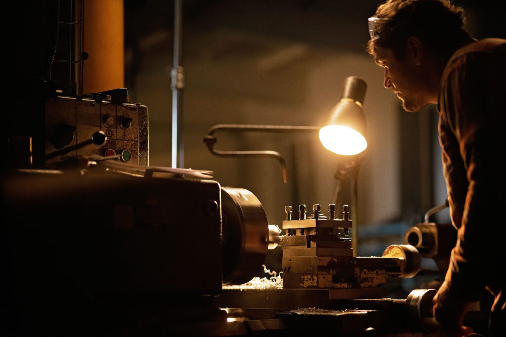 Travail de nuit - homme travaillant dans un atelier la nuit